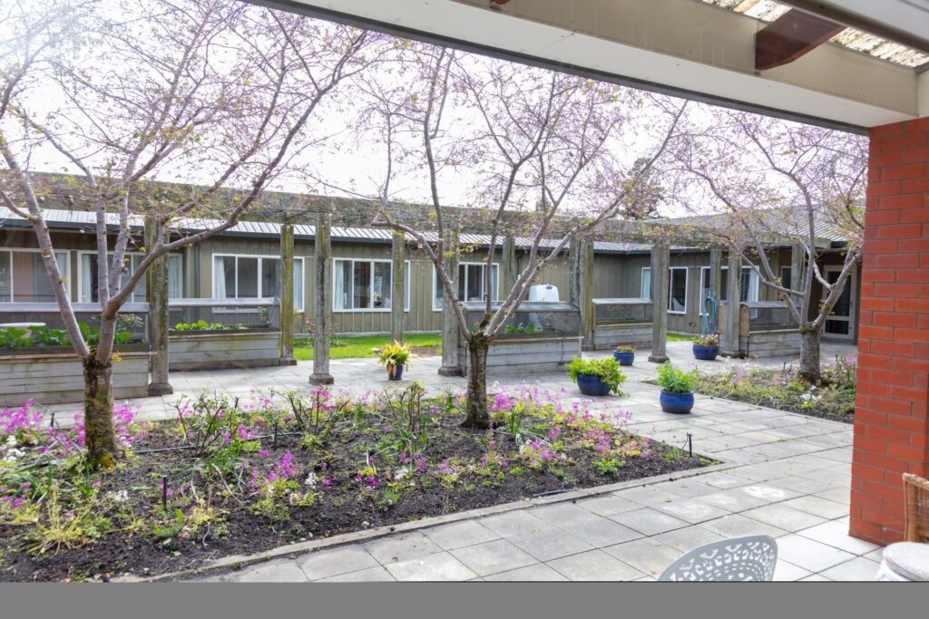 archer-home-courtyard-2